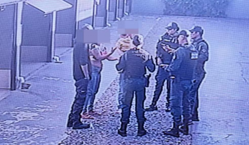 imagem de câmera de segurança com policiais conversando com mãe no motel