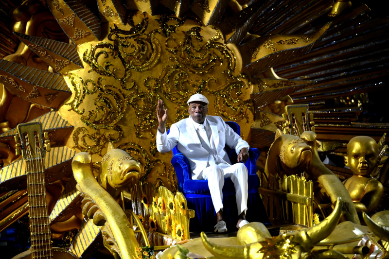 Bituca foi homenageado pela Portela no Carnaval do Rio deste ano e desfilou com a escola - Foto: Mauro Pimentel/AFP/ND