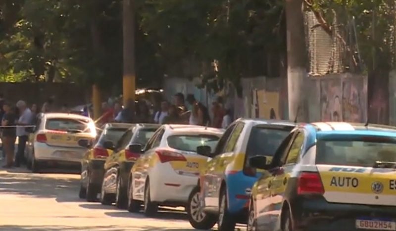 Homem foi morto a tiros durante prova de autoescola em SP. Na imagem, o local do crime, com veículos de autoescola e alunos que aguardavam para realizar a prova