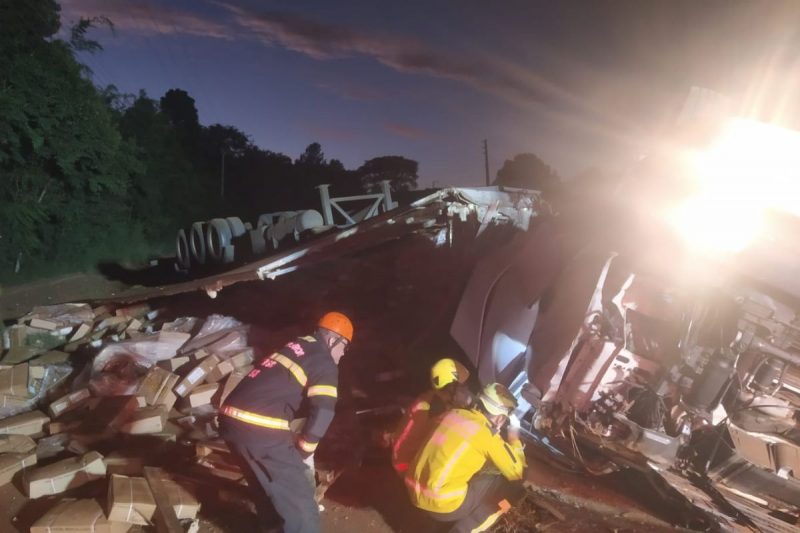 Carreta tombada e motorista prensado pela cabine