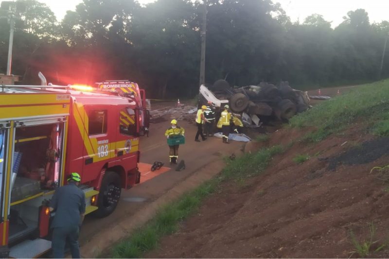 Motorista morre prensado pela cabine após tombar carreta em Xanxerê