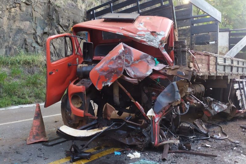 o Motorista do caminhão Mercedes-Benz vermelho, com placas de Lacerdópolis sofreu amputação parcial da perna esquerda