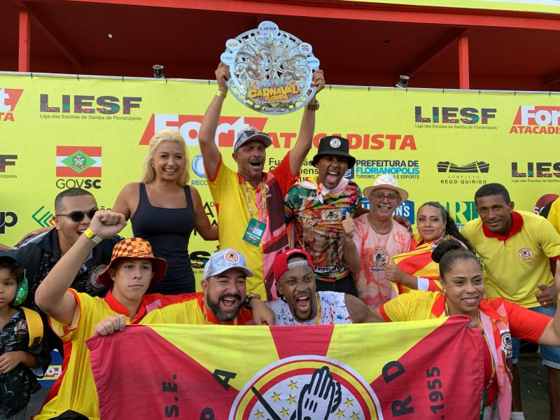 Agremiação Embaixada Copa Lord durante premiação