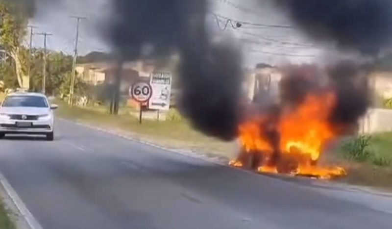 Mulher relatou à Guarda Municipal que foi vítima de violência doméstica. Na imagem, veículo em chamas, após incêndio provocado pela mulher que buscava vingança contra companheiro