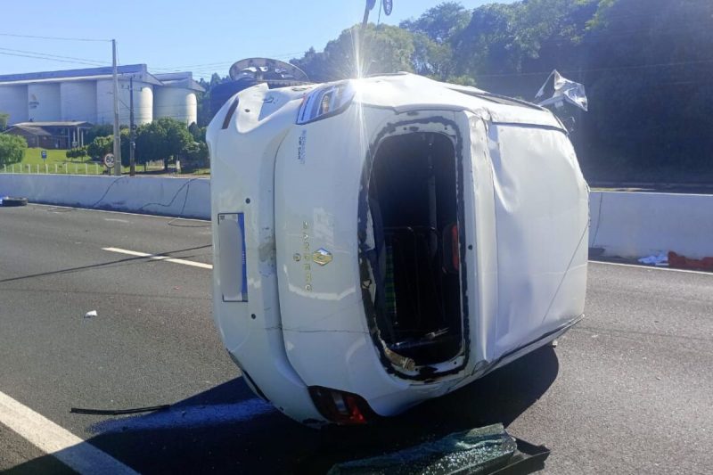 O acidente envolveu um Renault/Sandero por volta das 9h30 na BR-480 – Foto: Rep&oacute;rter Diego Antunes/NDTV