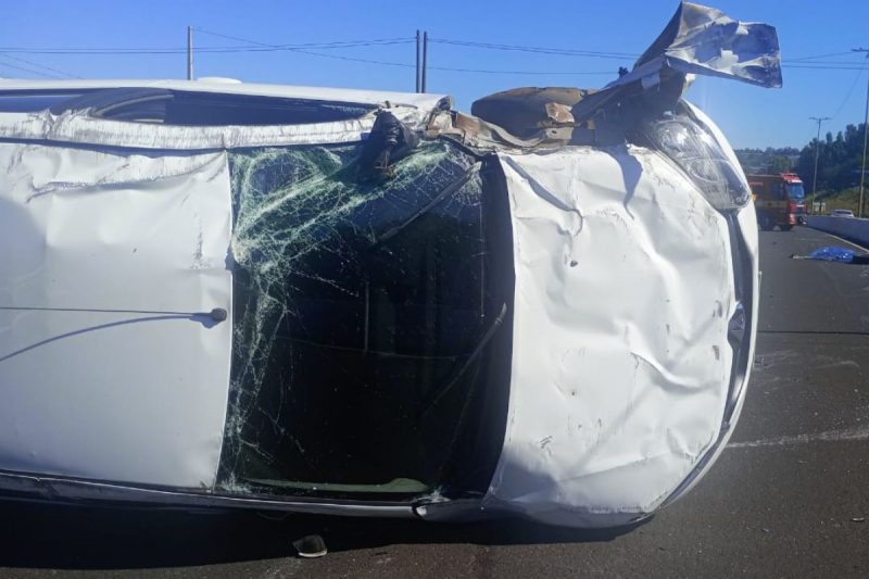 Mulher morre ap&oacute;s ser ejetada do carro – Foto: Rep&oacute;rter Diego Antunes/NDTV