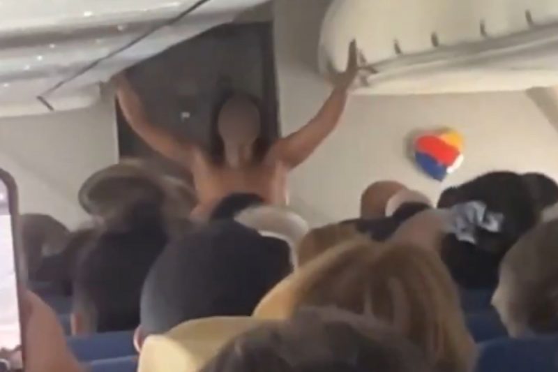 Passageira fica pelada no avião e causa alvoroço nos EUA