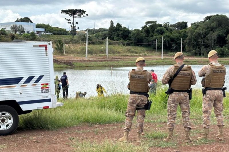 A população acionou as autoridades após encontrar o corpo boiando no lago