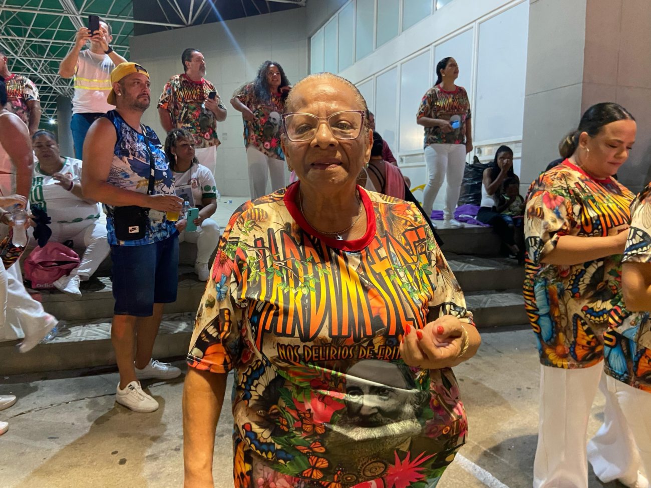 Neide Martins é costureira da Consulado e diz que terminou roupa da bateria horas antes do desfile do Carnaval 2025, em Florianópolis - Gabriela Ferrarez/ND