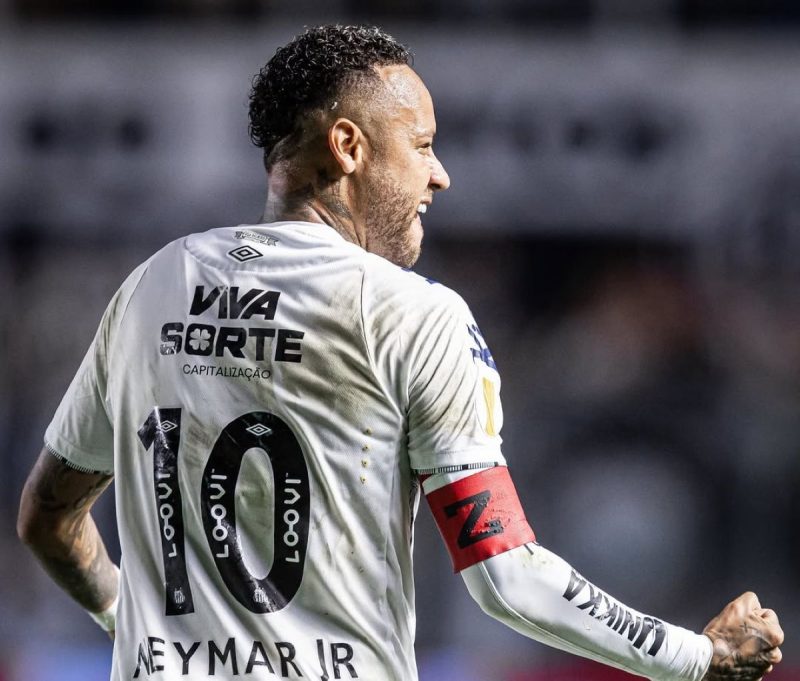 Neymar com punho fechado