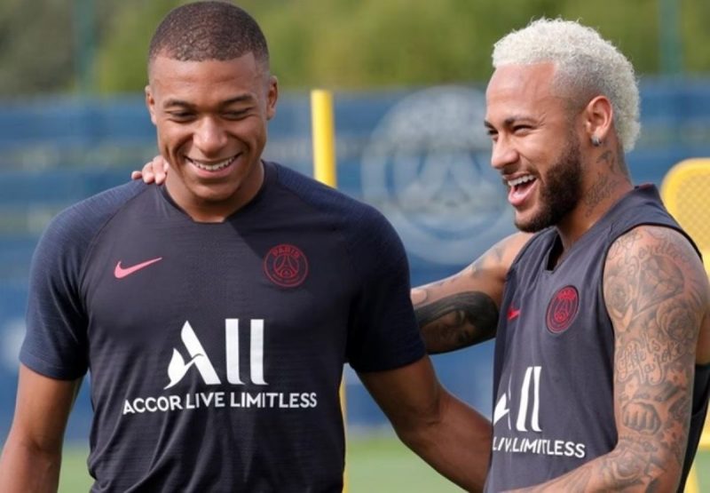 Mbappé e Neymar em treino do PSG