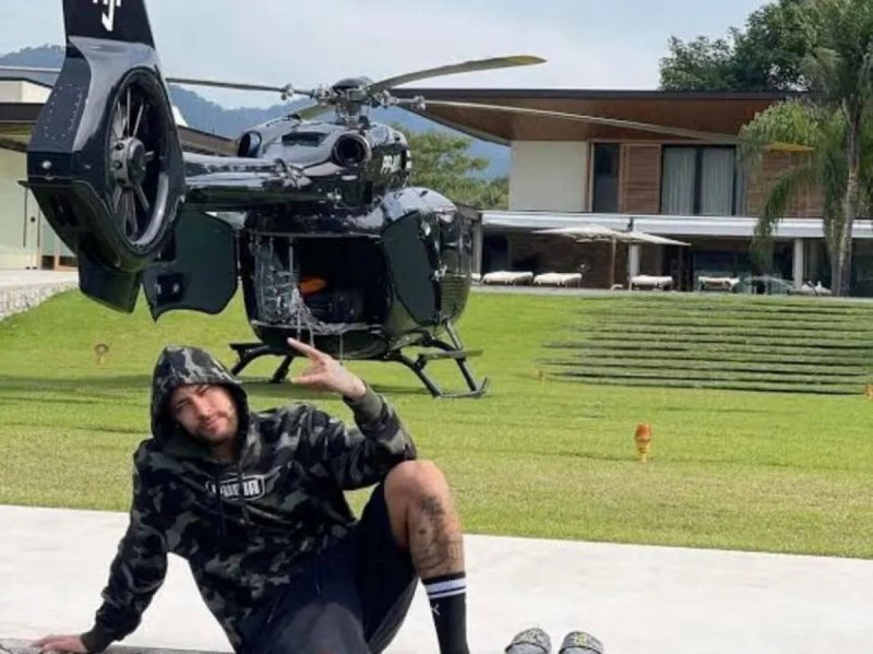 Neymar com o helicóptero que foi flagrado na festinha