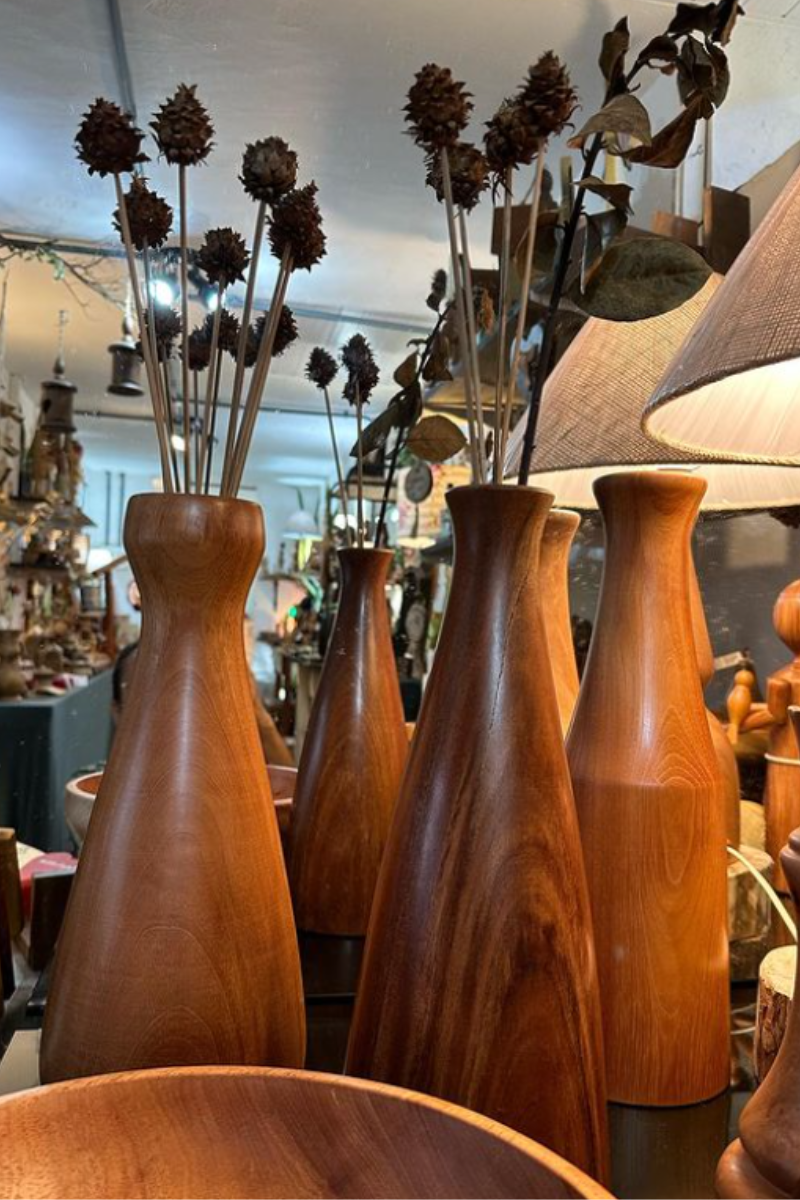 A loja da Associação dos Artista e Artesãos em Madeira (AMADE) reúne o trabalho de diferentes artesões da cidade. A arte em madeira é uma das tradições de Pomerode, que tem a única Escola de Tornearia em Madeira do Brasil, baseada em técnicas usadas na Alemanha - Redes Sociais/Divulgação