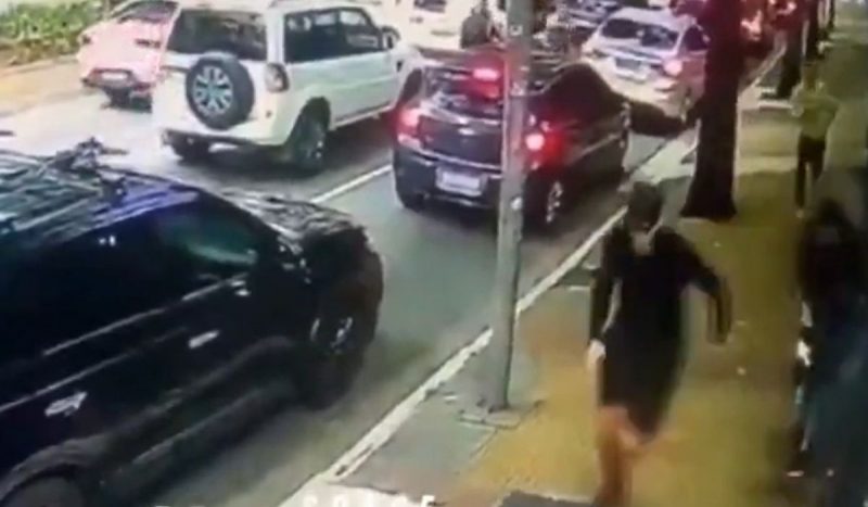 Diplomata baleada andava na cal&ccedil;ada – Foto: @theinformant_x/X/Reprodu&ccedil;&atilde;o/ND