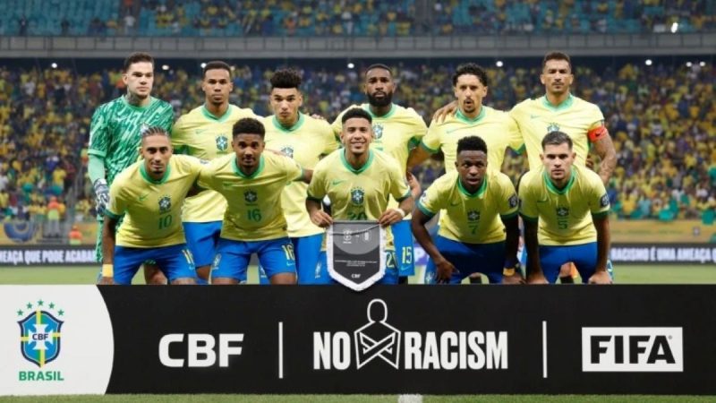 Seleção brasileira posando para foto antes de jogo