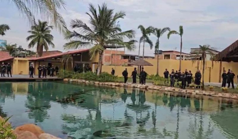 Polícia faz megaoperação para demolir imóveis de luxo do traficante Peixão. Na imagem, os agentes no "resort do crime"