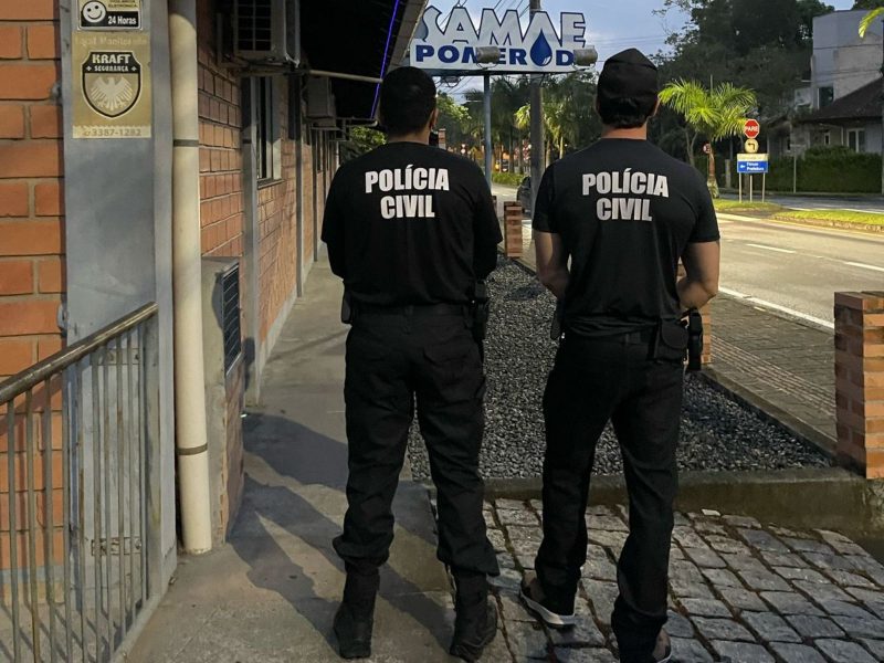 A imagem mostra policiais em frente a sede do Samae de Pomerode durante a segunda fase da operação que investiga o superfaturamento e contratos emergenciais na coleta de lixo