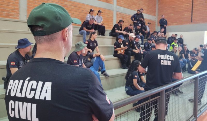 Polícia Civil e Guarda Municipal durante palestra antes da ofensiva