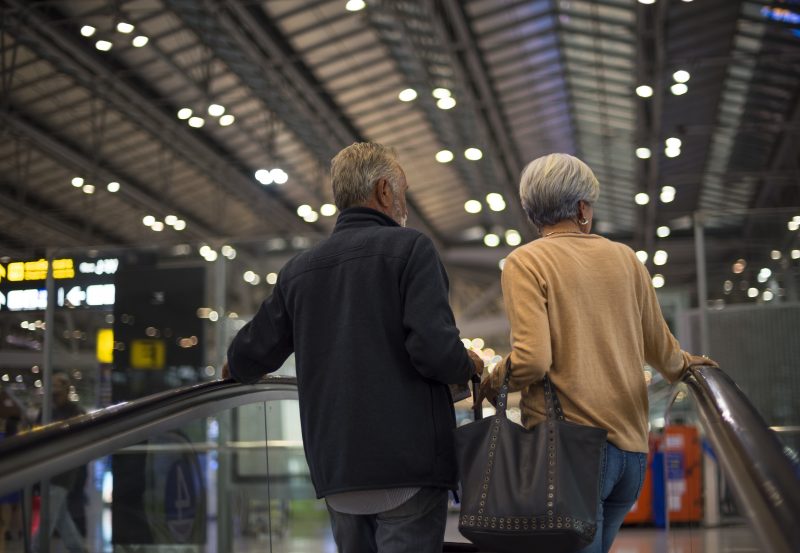 Casal de idosos no aeroporto durante uma viagem