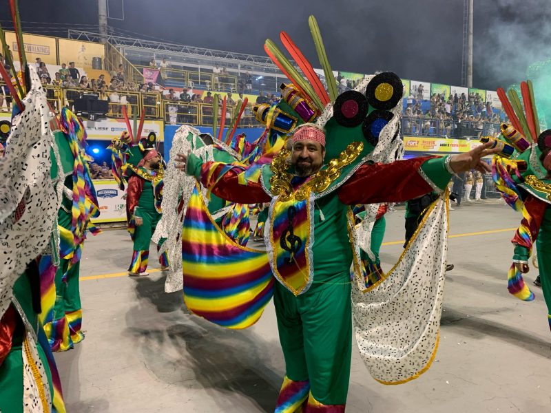 Brincante Rafael Baier Ricar em desfile de Os Protegidos da Princesa