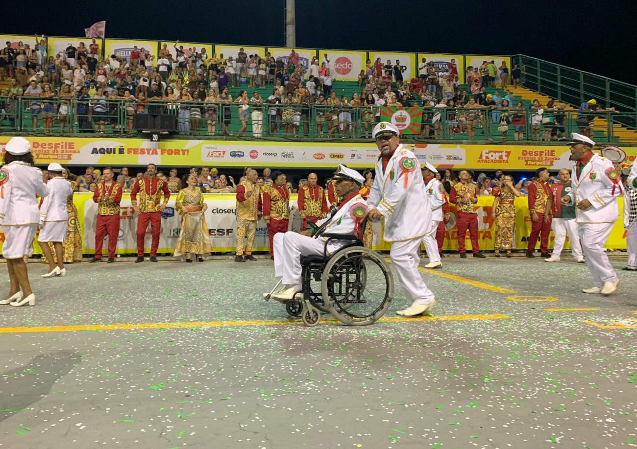 Senhor participa do desfile da Os Protegidos da Princesa de cadeira de rodas - Os Protegidos da Princesa (4)