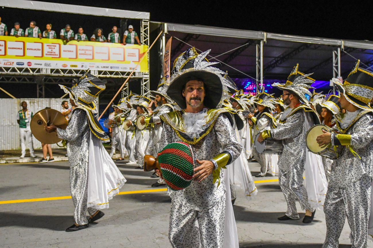 Bateria da Os Protegidos usou traje com notas musicais - Mafalda Press/ND