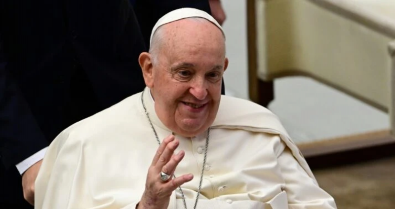 Em mensagem de áudio, Papa Francisco agradeceu aos fiéis que fazem vigília pela sua saúde na Praça de São Pedro, no Vaticano - Foto: AFP/ND