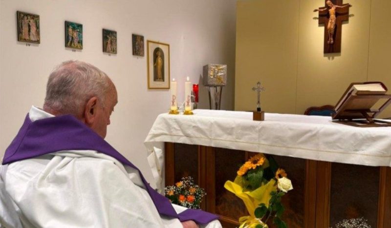 Vaticano divulgou foto de papa Francisco em capela do Hospital Gemelli