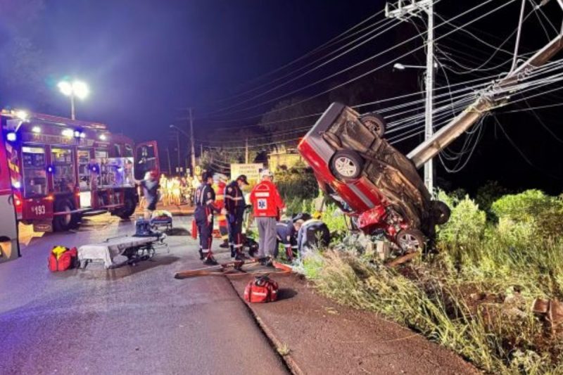 A criança de 6 anos, que também estava fora do carro, foi amparada por populares quando os bombeiros chegaram