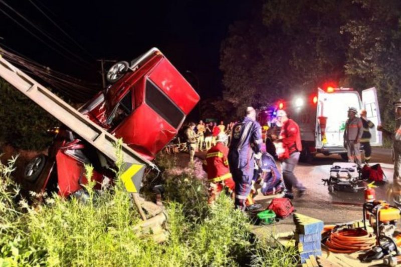 Passageiro de 30 anos morre e três pessoas ficam feridas após carro bater em poste