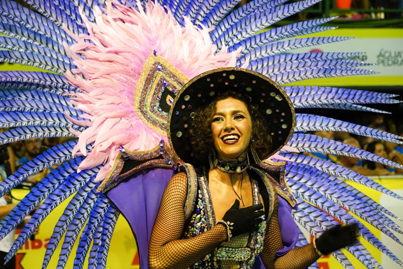 Passista da União da Ilha espalhou sorrisos pela avenida Nego Quirido, em Florianópolis - Mafalda Press/ND