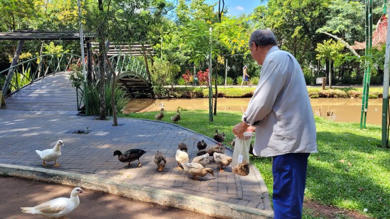 Hilário é coordenador de manutenção do local e observa diariamente os patos do Ecoparque