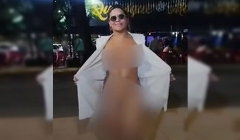 'Peladona do blazer' é procurada pela Polícia Civil após "show de striptease". Na imagem, ela aparecesse expondo sua nudez em via pública