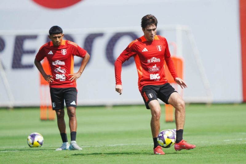 Jogadores da seleção do Peru treinando