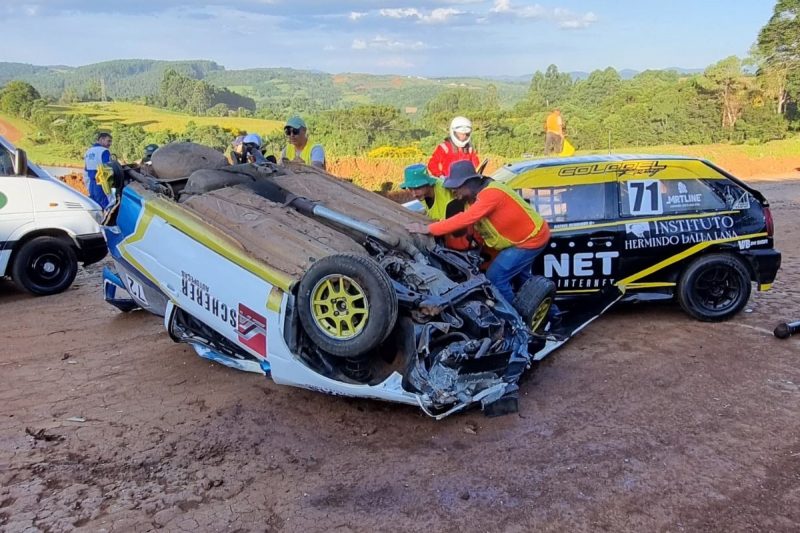 VÍDEO: Piloto de automobilismo escapa ileso após capotamento impressionante em SC
