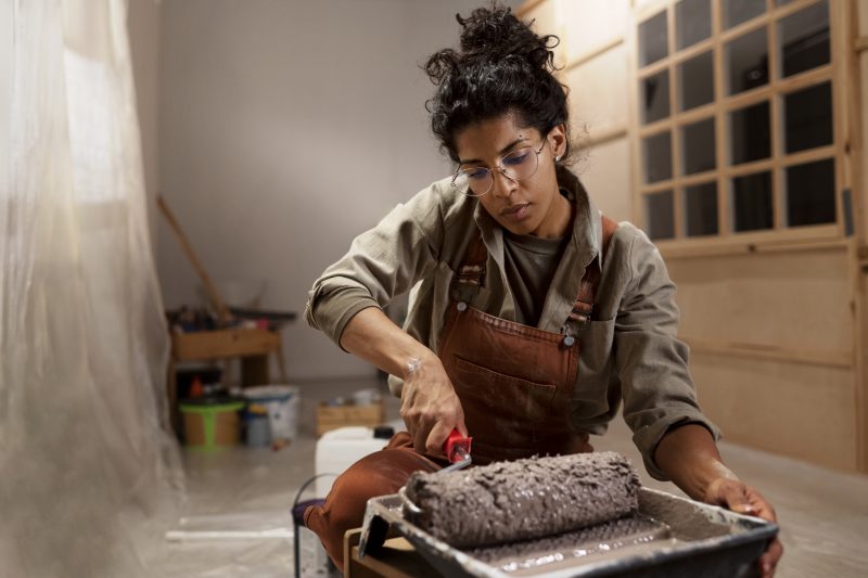 Mulher preparando tinta para pintar o piso velho