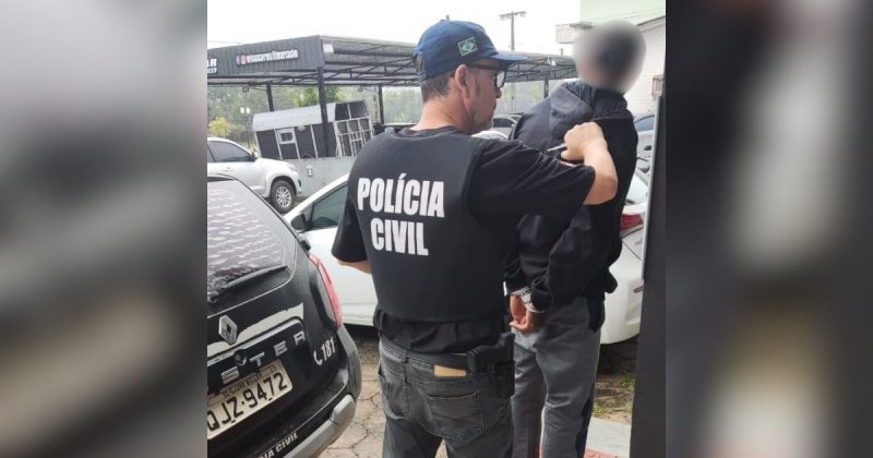 Suspeito de assediar enteada adolescente sendo preso pela Polícia Civil