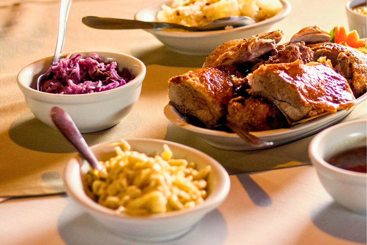 Marreco recheado, acompanhado de repolho roxo e spätzle são alguns dos pratos tradicionais da imigração alemã em Pomerode - Restaurante Siedlertal/Redes Sociais