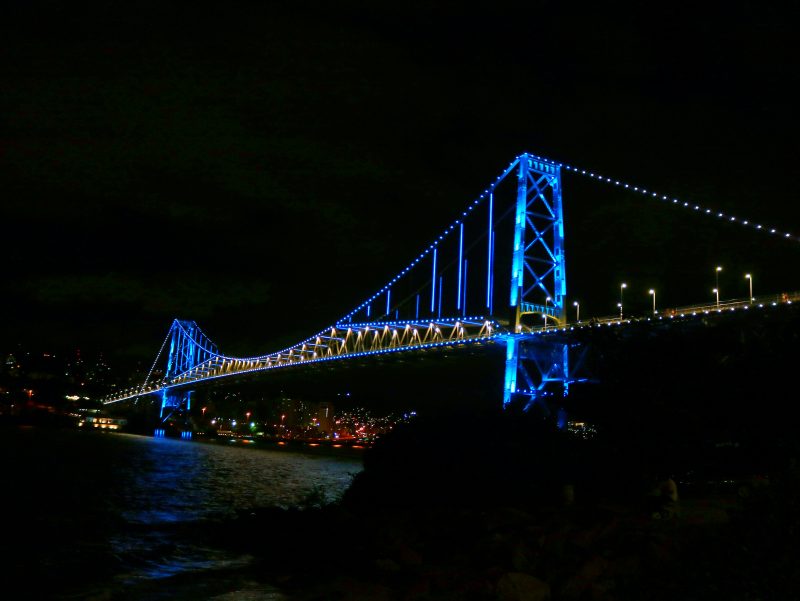 Ponte Hercílio Luz azul