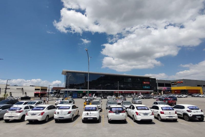 carros brancos dos motoristas de jonvillle, adesivados com o popup