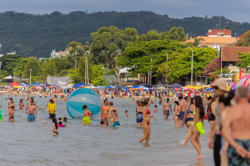 Banhistas na praia de Canasvieiras, em Florianópolis