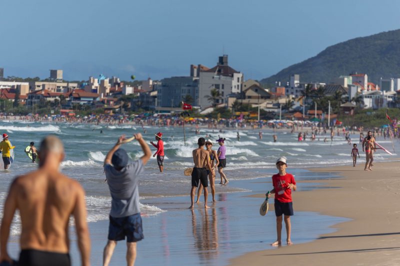 Foto de banhistas na praia dos ingleses para representar o turismo em santa catarina