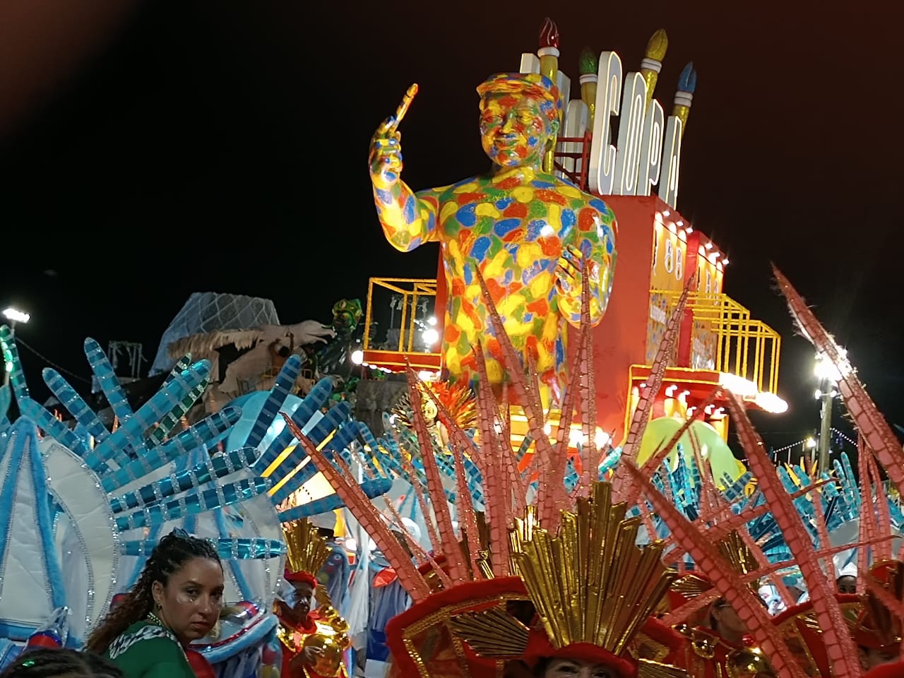 Primeira alegoria da Copa Lord trouxe uma escultura não realista de Hassis, feita em papel kraft e respingada com tintas de várias cores - Geovani Martins/ND