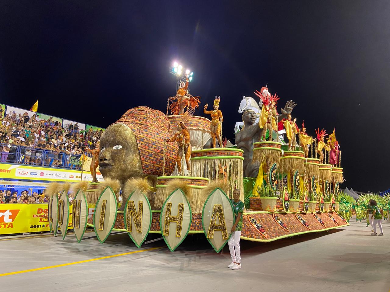 Primeiro carro alegório trouxe a mãe África e o orixá Ogum montado em seu cavalo - Beatriz Rohde/ND