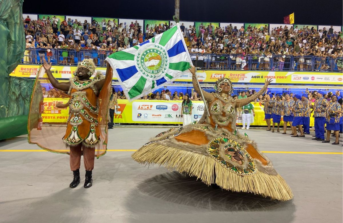 Pablo Sorriso e Monique Gil compuseram o primeiro casal de mestre-sala e porta-bandeira da unidos da Coloninha - Beatriz Rohde/ND