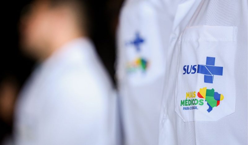 Mais Médicos visa fortalecer a atenção primária à saúde em áreas remotas e de escassez Mais Médicos visa fortalecer a atenção primária à saúde, levando profissionais para áreas remotas ou de escassez de atendimento