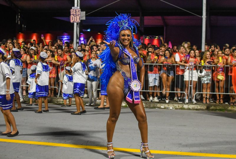 Rainha de bateria da escola, Elisabete Silva, mostrou muito ritmo e samba no pé durante o desfile - Foto: Mafalda Press/ND