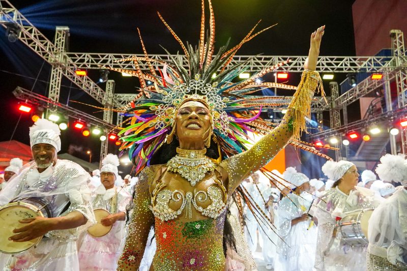 À frente dos ritmistas, a Rainha de Bateria Caroline Maier trouxe uma 'explosão de cores' em seus adereços na cabeça - Foto: Divulgação/Mafalda Press/ND