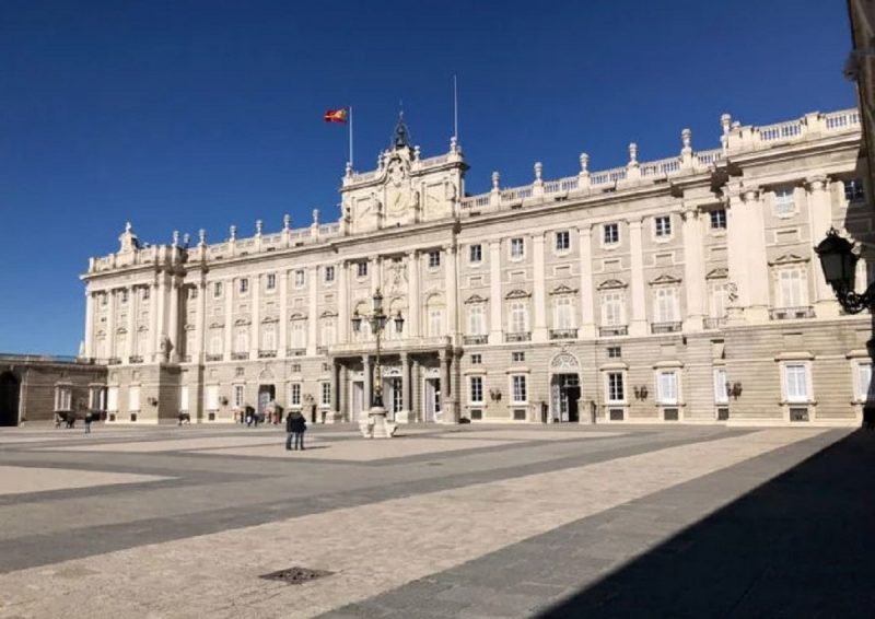 na foto aparece o palácio da realeza espanhola, que fica em Madrid