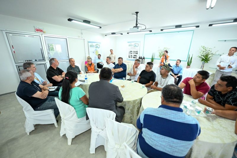 Líderes indígenas com representantes do governo catarinense 